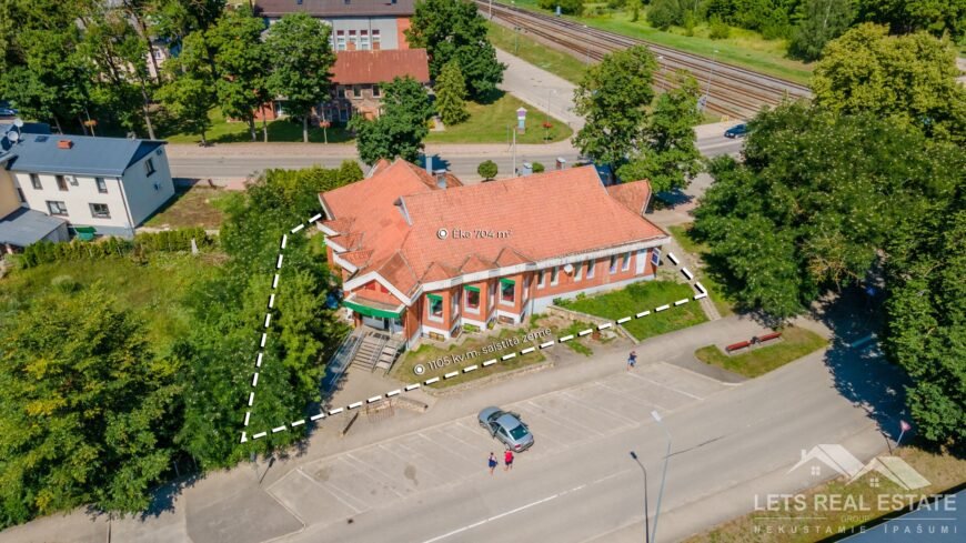 704 m² ēka komercdarbībai, 1105 m² zeme